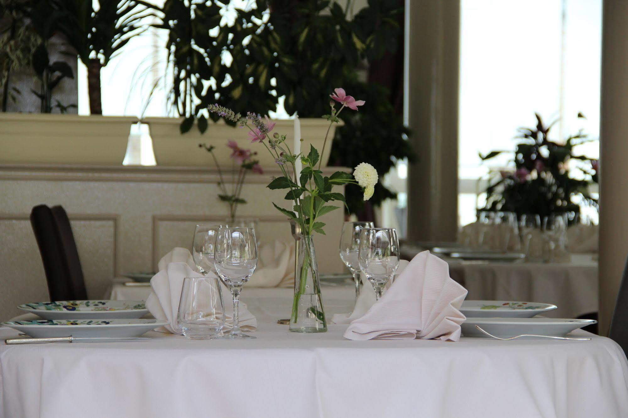 Brit Hotel Le Cygne Saint-Hilaire-du-Harcouët 外观 照片